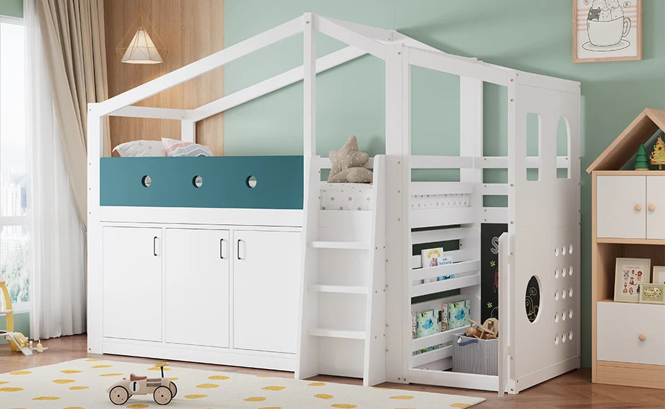 Lit cabane mi-hauteur vu de face dans une chambre d'enfant
