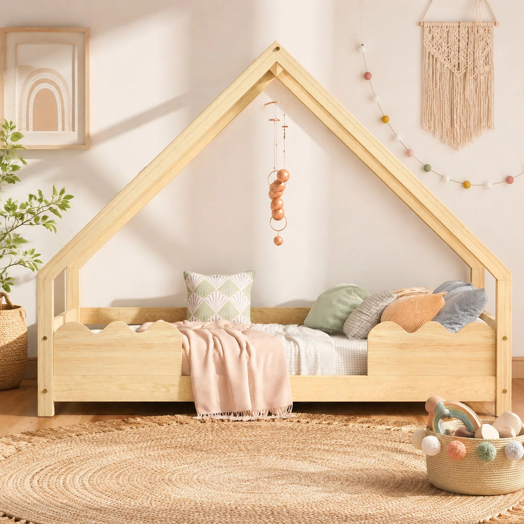 Lit cabane 90x200 en pin naturel dans une chambre d'enfant