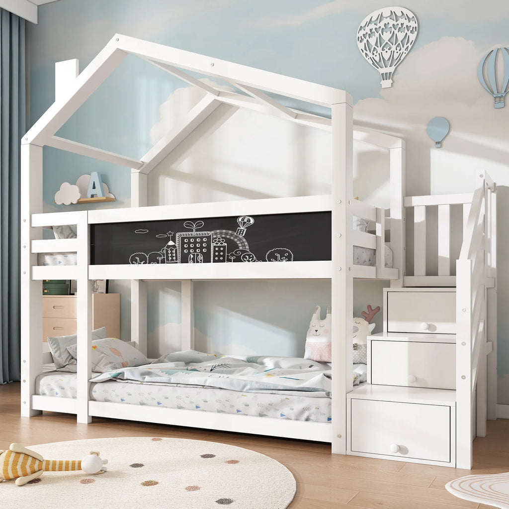 Lit superposé cabane blanc avec tableau noir dessiné