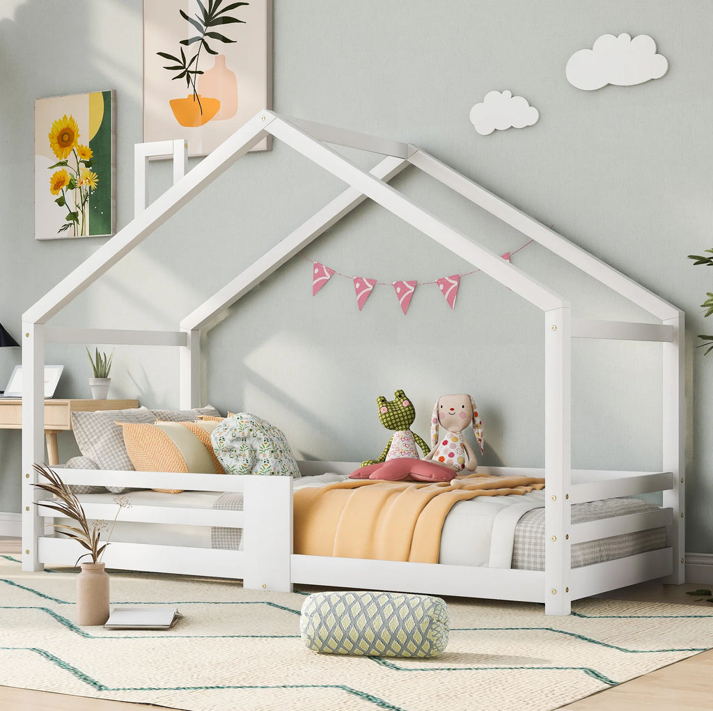 Lit cabane blanc 90x200 avec cheminée dans une chambre d'enfant