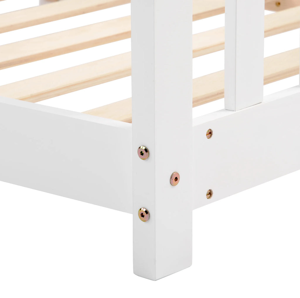 Lit cabane blanc sur fond blanc