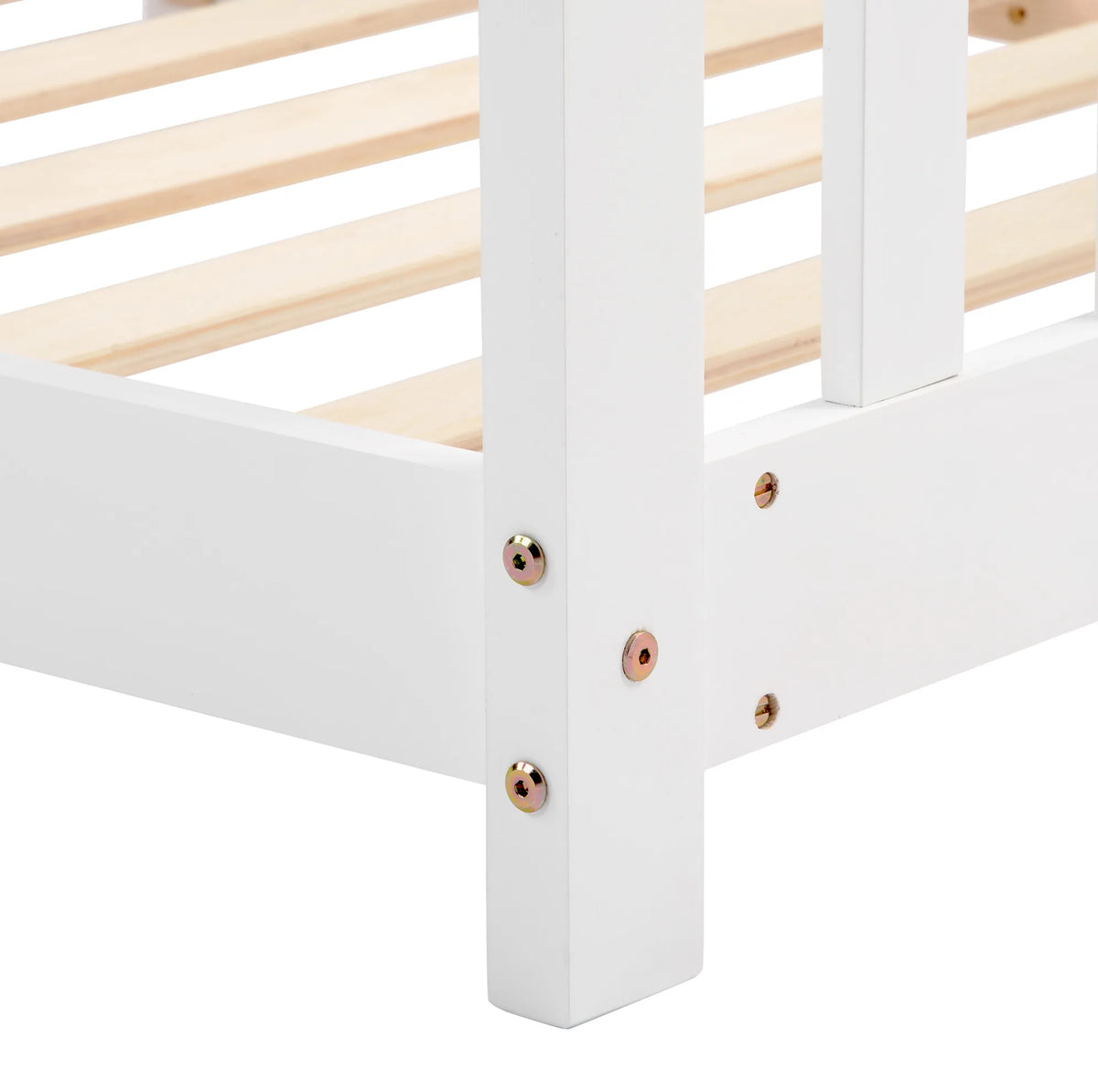 Lit cabane blanc sur fond blanc