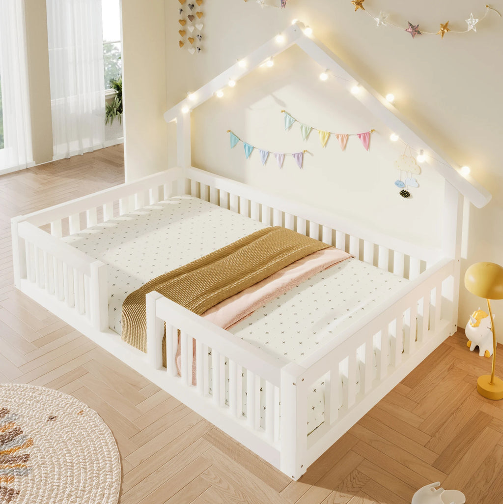 Lit cabane blanc 90x200 avec guirlande lumineuse vu de dessus