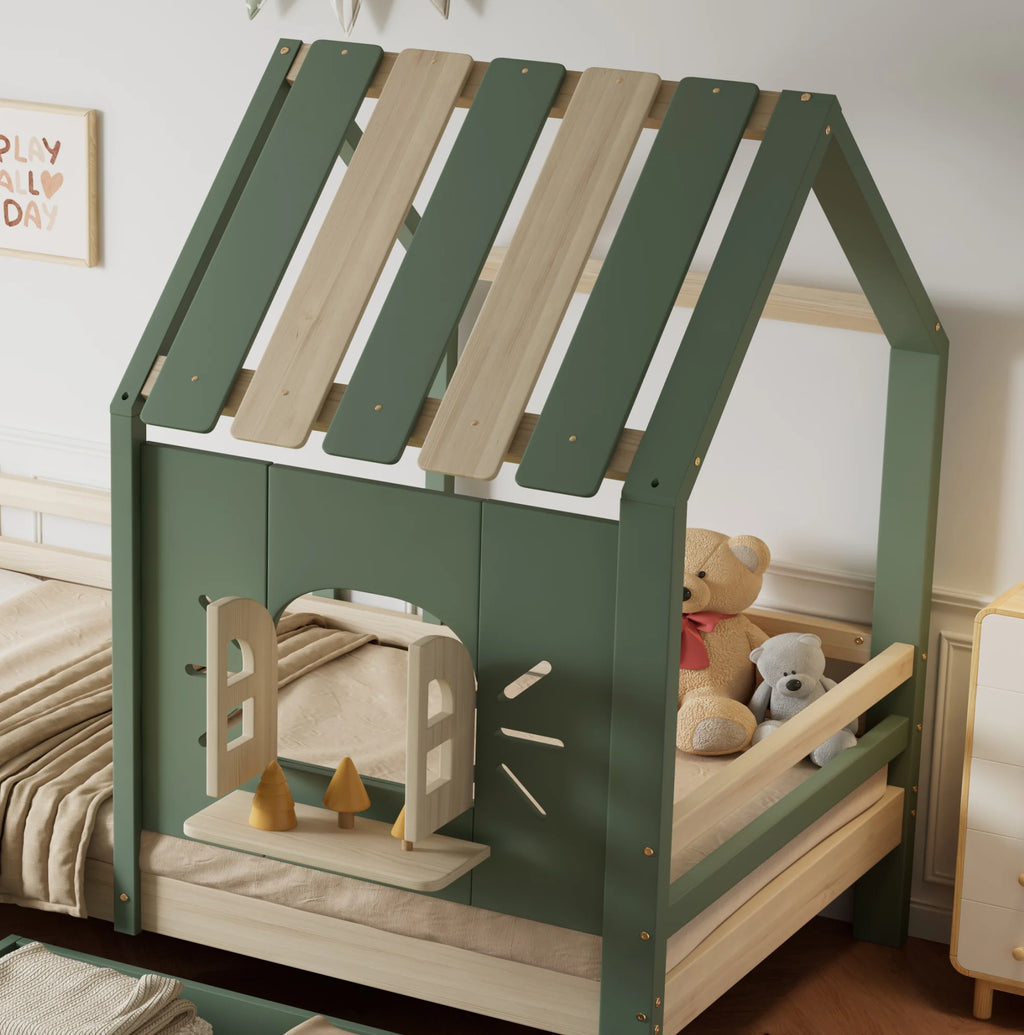 Détail de la fenêtre à volets du lit cabane