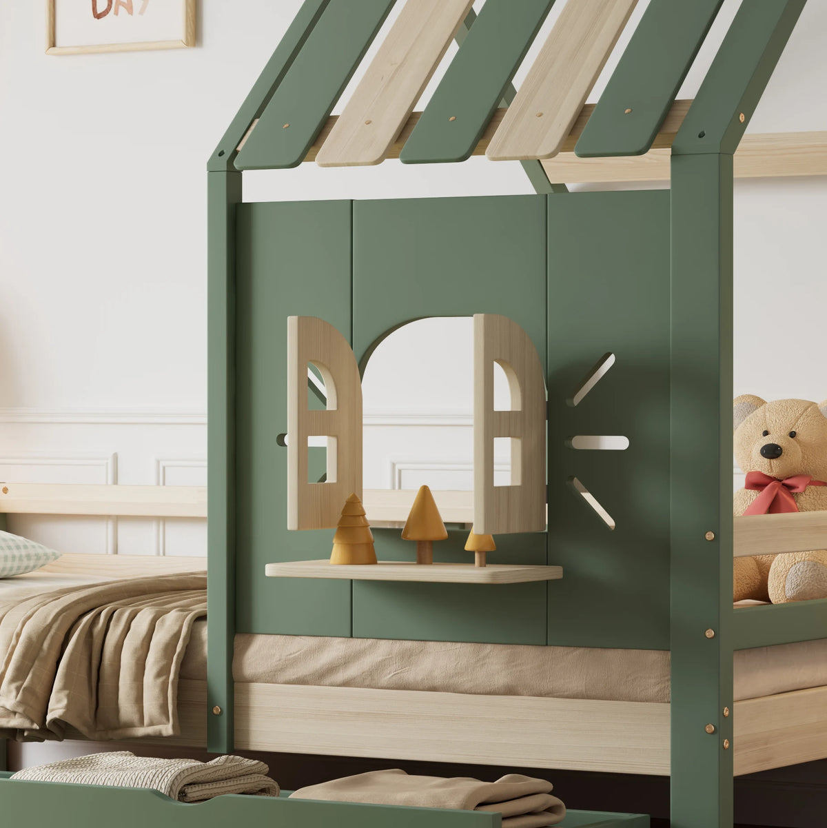 Fenêtre ouverte et tablette du lit cabane vert sauge