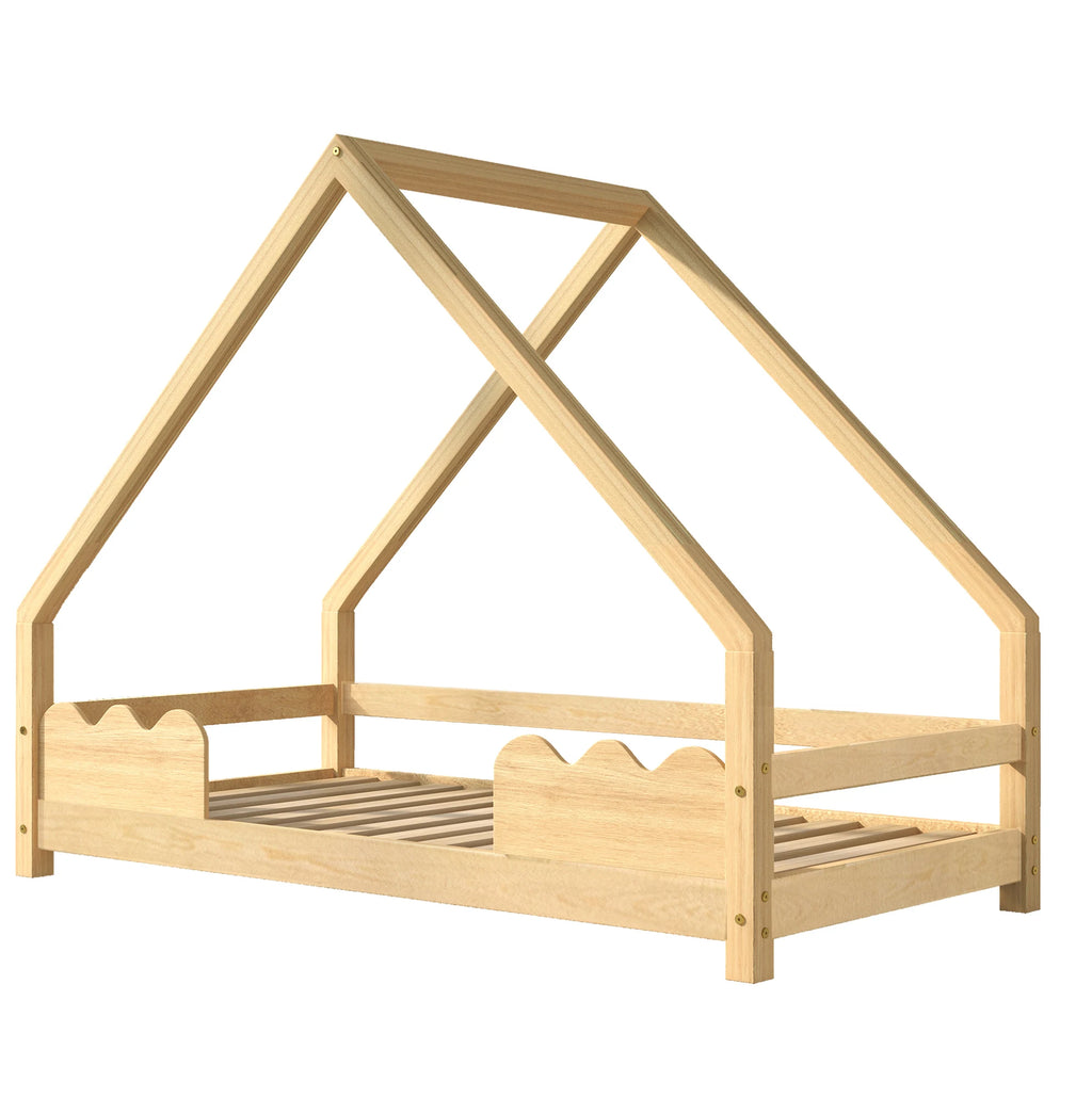 Lit cabane pin naturel sur fond blanc