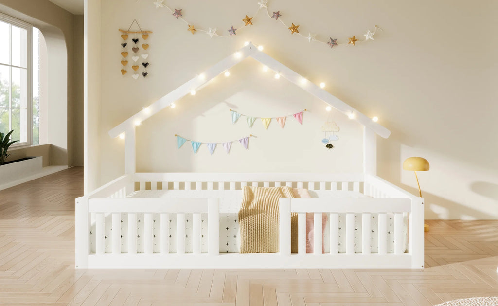 Lit cabane blanc avec guirlande dans une chambre lumineuse