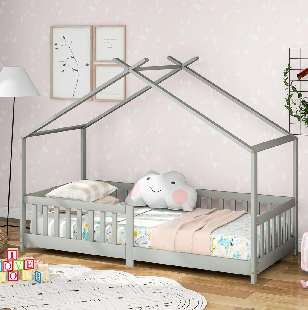 Lit cabane gris dans une chambre rose