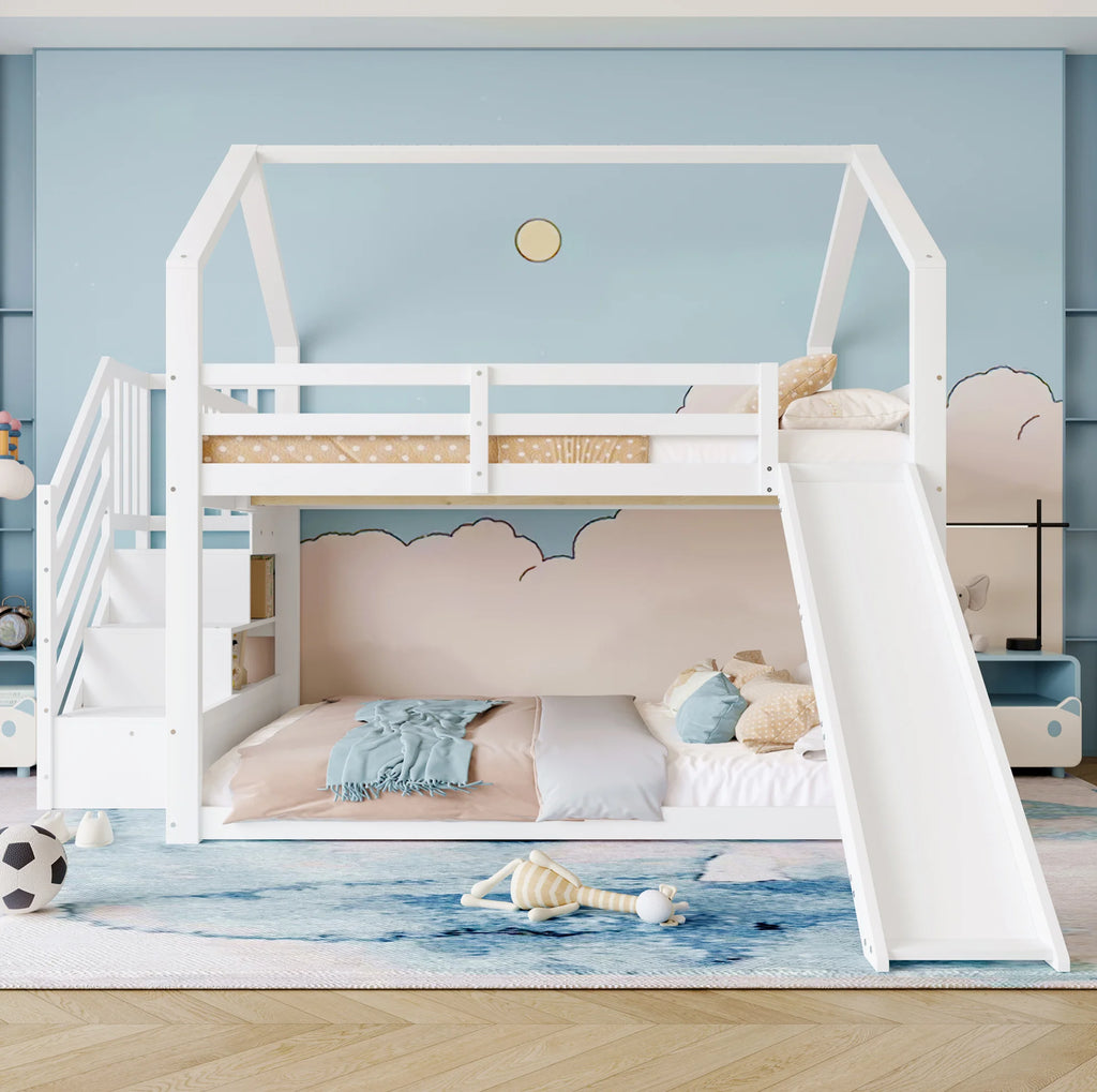 Lit toboggan cabane blanc dans une chambre d'enfant