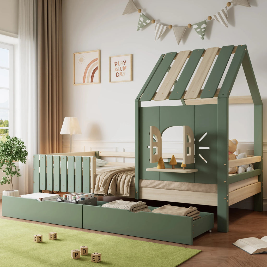 Lit cabane vert sauge 90x200 avec tiroirs ouverts dans une chambre