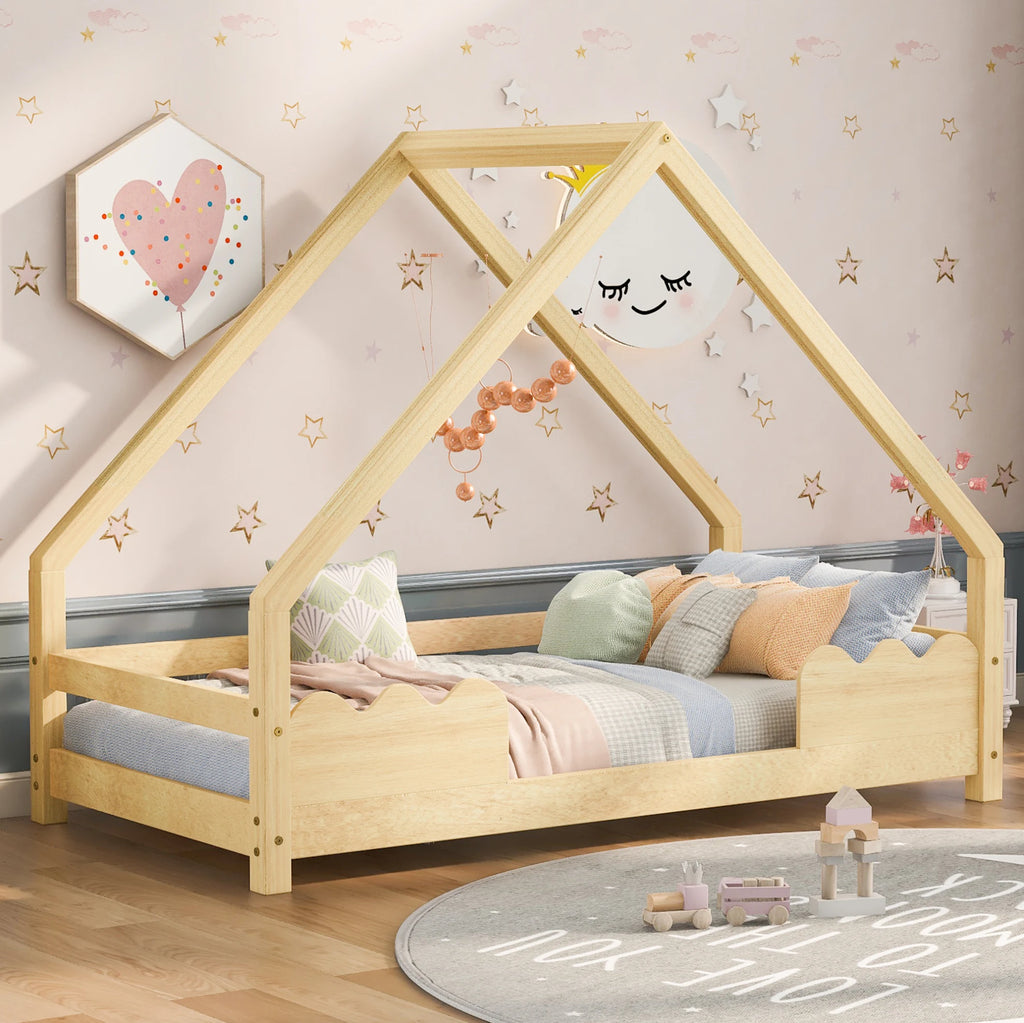 Lit cabane pin naturel avec coussins et plaid