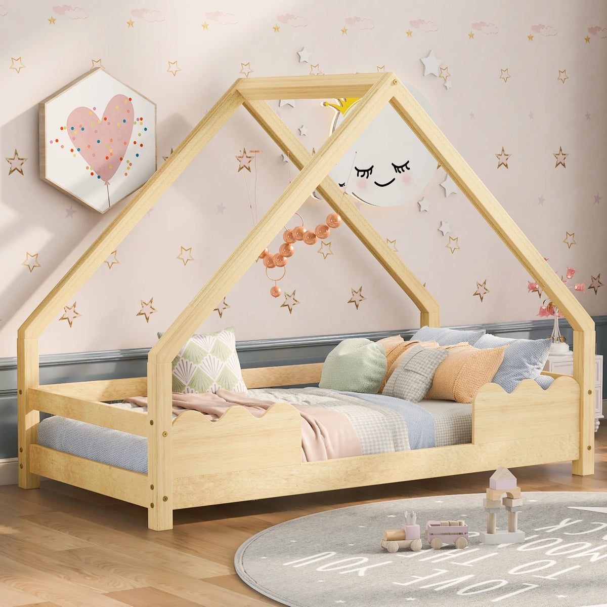 Lit cabane pin naturel avec coussins et plaid