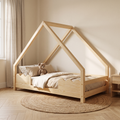 Lit cabane en pin naturel avec barrières vagues dans une chambre d'enfant