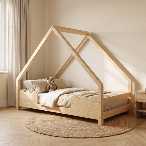 Lit cabane en pin naturel avec barrières vagues dans une chambre d'enfant