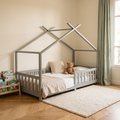 Lit cabane gris à barreaux dans une chambre d'enfant