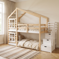 Lit superposé cabane naturel et blanc avec escalier à tiroirs dans une chambre d'enfant