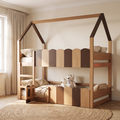 Lit superposé cabane naturel et brun avec portillon dans une chambre d'enfant
