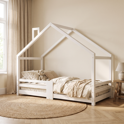 Lit cabane blanc avec cheminée dans une chambre d'enfant