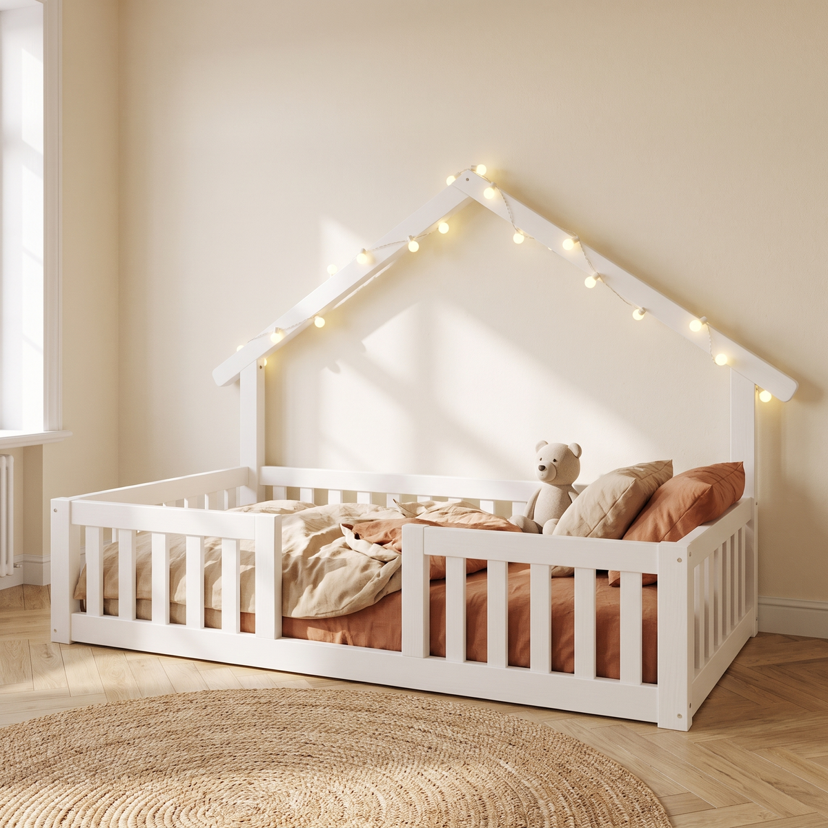 Lit cabane blanc avec guirlande lumineuse vu de face